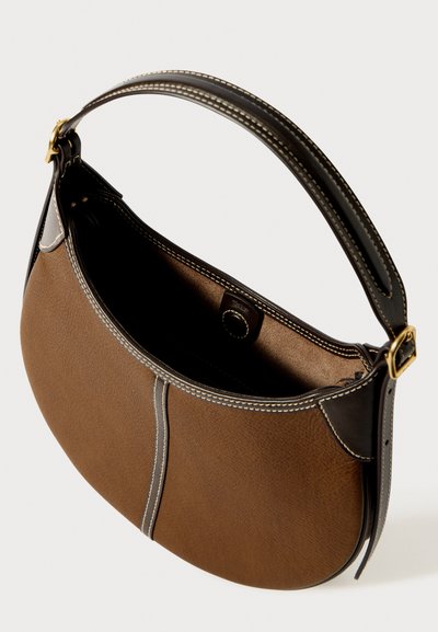 Bolsa de mão em pele castanha com uma forma curva, detalhes em preto contrastantes e metais dourados. Apresenta costuras visíveis e um interior espaçoso.