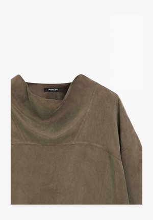 Braunes Langarmoberteil aus Wildleder mit weitem Wasserfallausschnitt und sichtbaren Nahtdetails über Brust und Schultern.