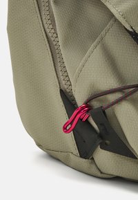 Klättermusen GAUT MESSENGER BAG UNISEX - Sportska torba - silver green