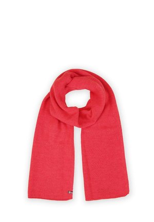 Écharpe rouge corail douce en tricot, bouclée librement avec une petite étiquette de marque près d’une extrémité sur fond blanc.