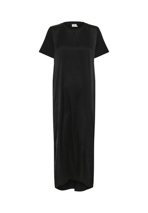 Robe noire à manches courtes en tissu lisse ; présente une coupe décontractée avec un ourlet arrière plus long et des fentes latérales subtiles pour plus de facilité de mouvement.