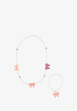 Ensemble de collier et bracelet en perles ornés de nœuds en feutre rose et violet avec des accents roses, présentant un design classique de perles et une texture lisse.