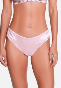 Culotte de bikini en satin rose clair avec une texture lisse et un léger éclat, présentant une coupe taille basse et des coutures latérales froncées.