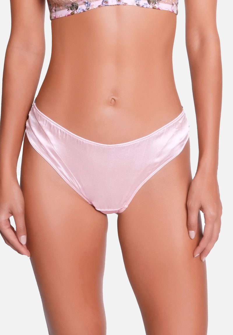 Culotte de bikini en satin rose clair avec une texture lisse et un léger éclat, présentant une coupe taille basse et des coutures latérales froncées.