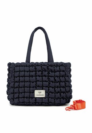 Borsa a tote in tessuto trapuntato blu navy con morbide puffer, due manici e una tracolla arancione staccabile. Presenta una patch con il logo sul davanti.