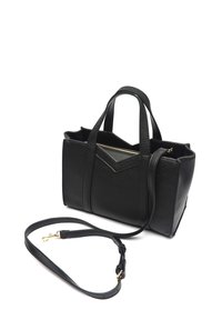 Crna kožna torba s teksturiranim finišom, dvostrukim gornjim ručkama, uklonjivim remenom za rame, zatvaranjem na patentni zatvarač i koso oblikovanim detaljem na prednjoj strani.
