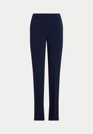 Σκούρο μπλε παντελόνι με ευθεία γραμμή, ζώνη, κουμπί μπροστά και φερμουάρ, σε απλό ανοιχτό φόντο.