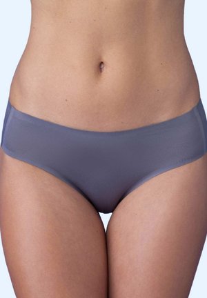 Środkowa część ciała kobiety w bezszwowej, szarej bieliźnie w stylu hipsterskim na jasnym, jednolitym tle.