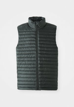 Černá prošívaná vesta s vysokým límcem, nabízející horizontálně prošívané sekce a přední zip. Lehký materiál a hladká textura.
