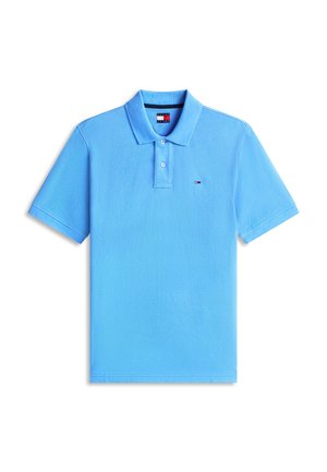 Hellblaues Poloshirt mit kurzen Ärmeln, Kragen, Knopfleiste mit zwei Knöpfen und kleinem Tommy Hilfiger Logo auf der linken Brust.