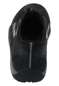 Schwarzer Sportschuh mit strukturiertem Obermaterial, elastischem Verschluss und gepolstertem Kragen. Verfügt über graue Akzente und eine strapazierfähige Außensohle für besseren Grip.