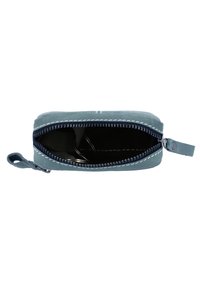 Puzdro na ceruzky s zipsom v svetlom modrom textílii, obdĺžnikový tvar, dvojité švy a tmavý zips. Interiér je čierny so striebornými kovovými prvkami.