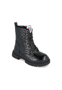 Botas de cuero negro hasta el tobillo con un patrón en zigzag, ojetes metálicos y cordones de cuero negro texturizado; presentan una lengua de diseño colorido y una suela de goma resistente.