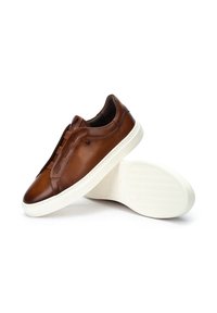 Zapatillas de cuero marrón con suela de goma blanca, que presentan paneles elásticos a los lados y un acabado suave. Diseño de perfil bajo.