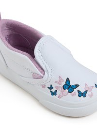 Botte blanche à enfiler avec doublure intérieure violette et motifs de papillons bleus et roses sur la zone des orteils.