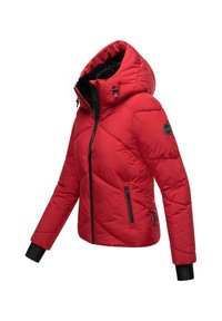 Veste rouge rembourrée avec un design matelassé, dotée d'une capuche, d'une fermeture éclair noire et de poches latérales. Les poignets sont noirs, avec un écusson logo sur la manche.
