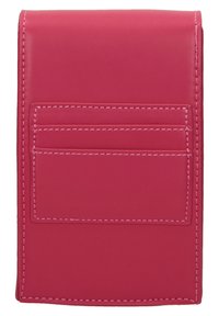 Billetera de cuero rosa con acabado texturizado, que cuenta con múltiples ranuras para tarjetas y acentos de costura blanca. Diseño compacto y rectangular.