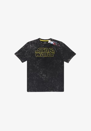 Černé bavlněné tričko s texturovaným povrchem, s velkým žlutým logem "STAR WARS" na přední straně. Krátké rukávy a klasický kulatý výstřih.