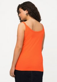 Ulla Popken SLIM ÄRMELLOS SCHMALE TRÄGER - Top - orange