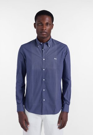 Tmavomodrá košeľa na zapínanie s malým geometrickým vzorom, dlhými rukávmi, golierom a jemným logom na hrudi. Hladká textúra.