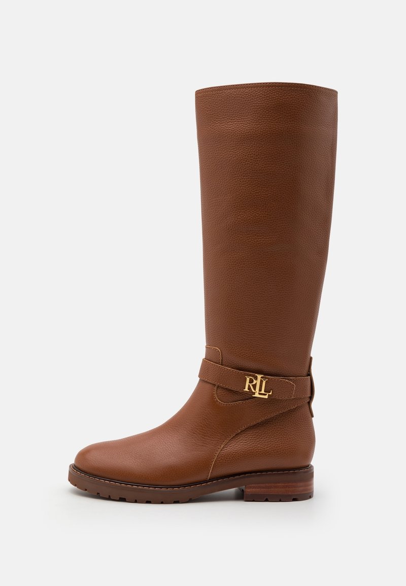 Botte en cuir marron haute avec un talon bas, finition texturée, sangle et logo doré RL sur le côté, sur fond blanc uni.