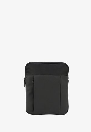 Sac bandoulière rectangulaire noir avec poche zippée à l'avant et bandoulière ajustable, fabriqué en tissu lisse et texturé.