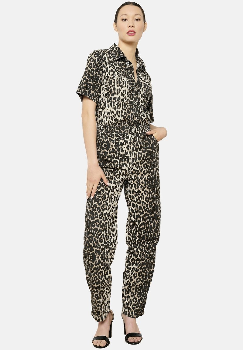 Mono de estampado de leopardo con mangas cortas, cierre frontal de botones, cintura ajustada y pantalones entallados. Fabricado con un tejido ligero.
