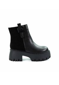 Czarne botki sięgające do kostki, wykonane z gładkiej skóry i zamszu, z grubą podeszwą platformową o ząbkowanej krawędzi oraz boczną pętlą ułatwiającą zakładanie.