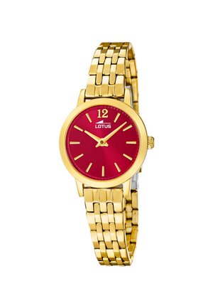 Reloj de pulsera dorado con esfera roja, marcadores de hora dorados, dos agujas y una correa de metal con eslabones.