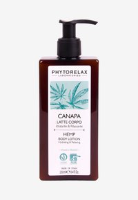 Lotion corporelle à base de chanvre dans un flacon pompe marron foncé, avec une étiquette turquoise arborant un design de feuille de chanvre, 250 ml, certifications véganes et biologiques.