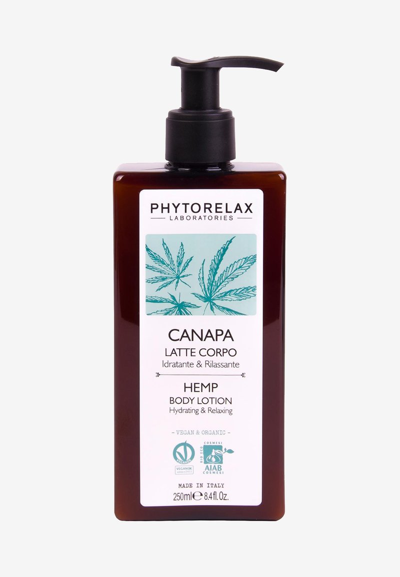 Lotion corporelle à base de chanvre dans un flacon pompe marron foncé, avec une étiquette turquoise arborant un design de feuille de chanvre, 250 ml, certifications véganes et biologiques.