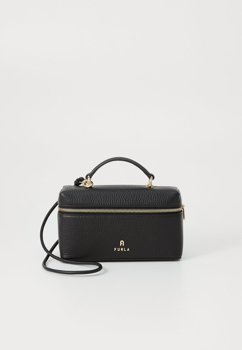 Sac à main en cuir noir de forme rectangulaire, finition texturée, fermeture éclair dorée et une poignée courte ; comprend une longue sangle réglable.