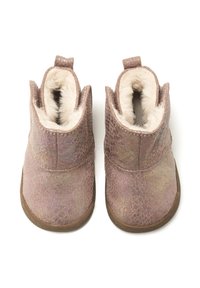 Botas de tobillo de estampado animal en color rosa con forro de piel sintética, textura suave, punta redondeada y dos lengüetas para facilitar el uso. Suelas de goma.
