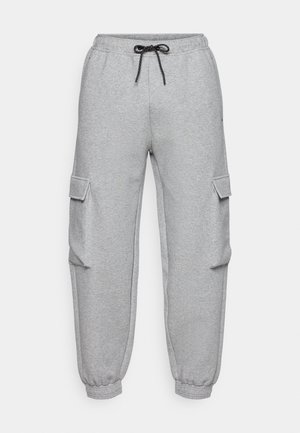 Grijze sweatpants hebben een elastische tailleband met een zwarte trekkoord, twee zijvakjes en ribgebreide boorden bij de enkels.