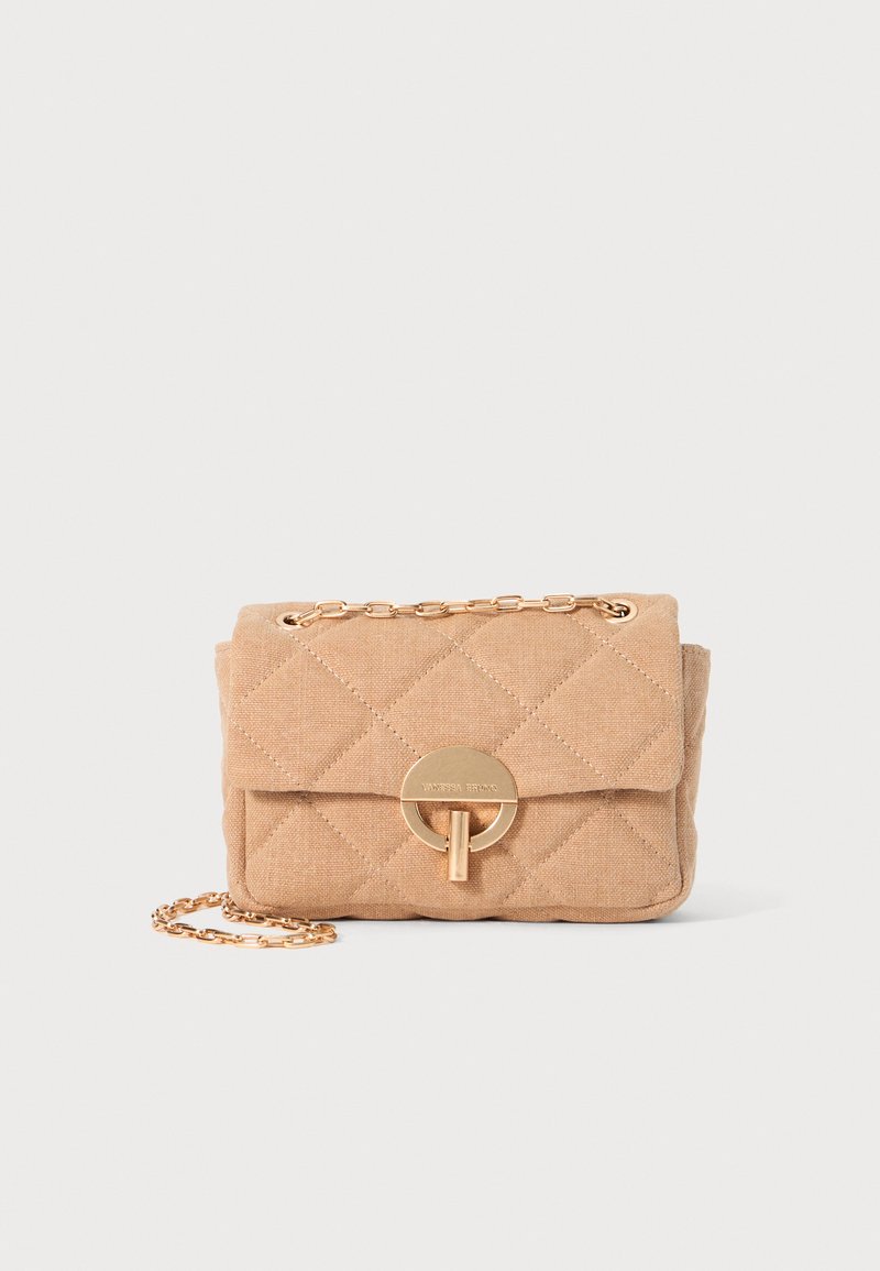 Kvittyn beige-kottbag med en gylden rund lås, kædetræk og en blød tekstur. Har en klappelukning og en kompakt rektangulær form.