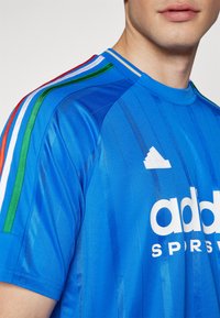adidas Sportswear HOUSE OF TIRO NATIONS PACK - Marškinėliai su spaudiniu - blue/white/red/green