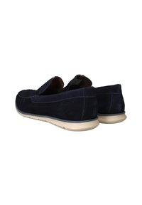 Marineblauwe suède instappers met een ronde neus en stiksels. Rubberen zool met crèmekleurige accenten. Open achterkant voor eenvoudig aan- en uittrekken.