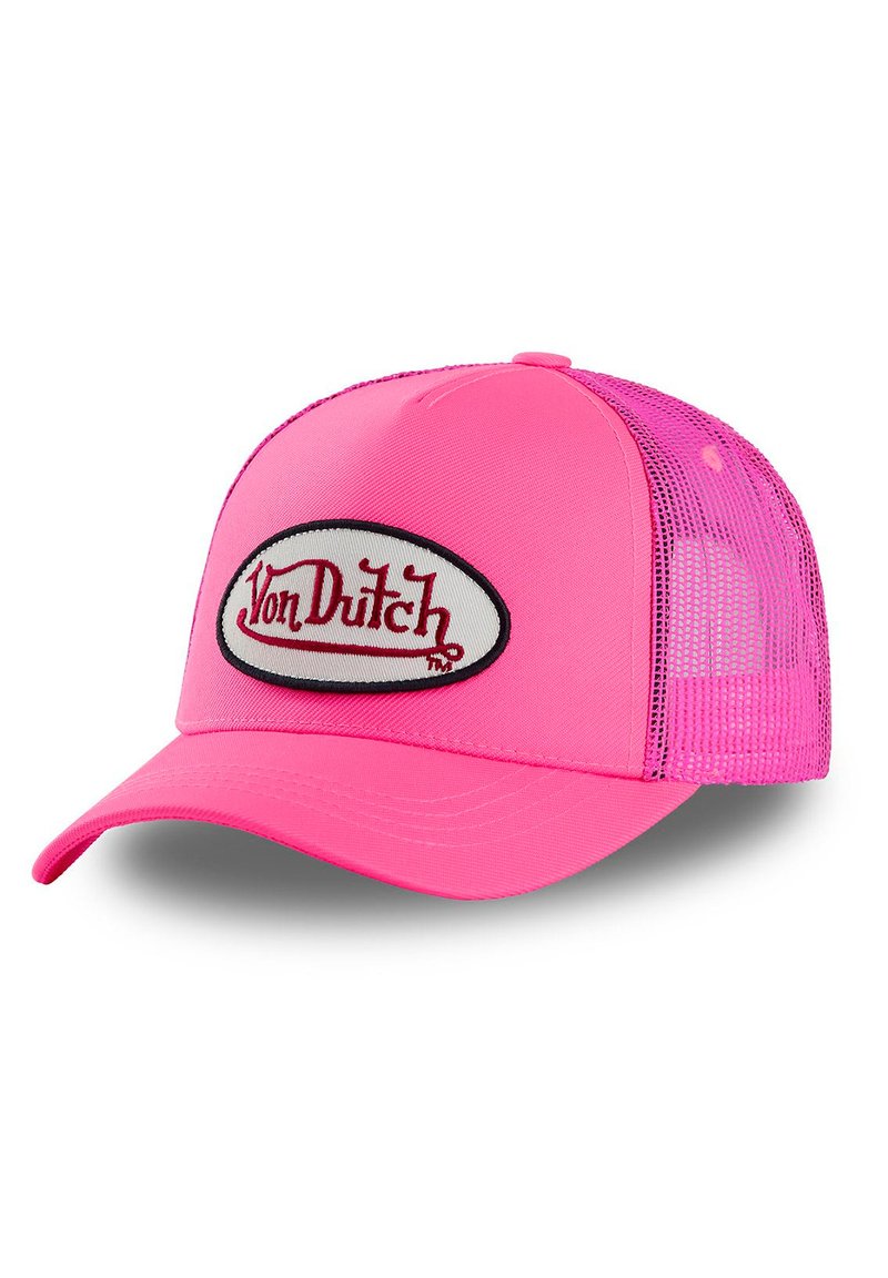 Casquette de camionneur rose avec une visière courbée, des côtés en maille et un patch ovale central portant "Von Dutch" en script rouge sur fond blanc.