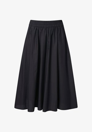 Zwarte knielange rok met een elastische tailleband en geplooid materiaal dat een uitlopende, vloeiende silhoutte creëert op een witte achtergrond.