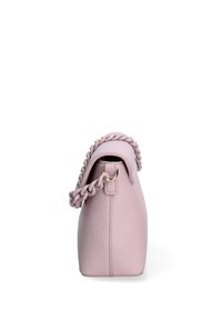 Borsa a tracolla in pelle rosa con superficie testurizzata, tracolla intrecciata e forma arrotondata. Presenta un'accento in metallo dorato vicino al punto di attacco della tracolla.