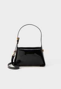 Borsa a tracolla in pelle verniciata nera con forma strutturata, manico corto e tracolla rimovibile. Presenta dettagli in hardware dorato.
