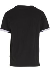 Juoda medvilninė trumpomis rankovėmis marškinėliai su balta apdaila rankogaliuose. Paprastas, klasikinis kirpimas be matomų grafinių elementų ar akcentų.