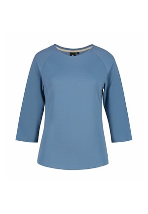 Camisa azul de tela texturizada con mangas tres cuartos y escote redondo sobre fondo blanco.