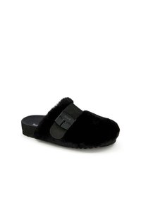 Zoccolo foderato in pelliccia nera con un ampio cinturino e una fibbia nera lucida. Texture morbida, forma arrotondata e suola nera imbottita.