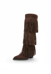 Botte haute en suède marron avec des détails en franges superposées, bout pointu et semelle plate. Texture lisse avec des découpes verticales distinctes.