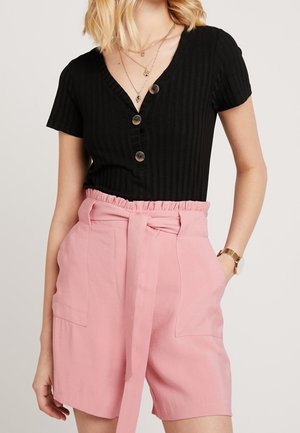 Haut noir à rayures avec des manches courtes et un col en V, agrémenté de trois détails de boutons, associé à un short rose taille haute avec une ceinture à nouer et des poches.