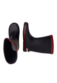 Černé gumové dešťové boty s červeným lemem, hladkým povrchem, zaoblenou špičkou a texturovanou podrážkou pro lepší přilnavost.