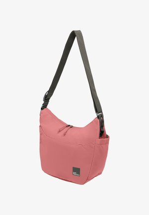 Hobo-Tasche aus weichem pinkfarbenem Stoff, mit einem Reißverschluss oben, verstellbarem grauen Schultergurt und einer Fronttasche mit einem Logopatch.
