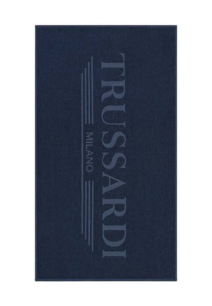 Tessuto rettangolare di colore blu scuro con "TRUSSARDI MILANO" stampato verticalmente in grandi lettere maiuscole azzurre con linee orizzontali.