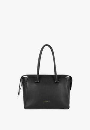 Sac à main en cuir noir avec deux poignées solides, une forme structurée et un logo doré sur le devant. Présente une surface texturée et une fermeture éclair.